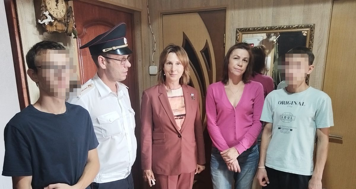 В Иванове детям из двух семей подарили школьные принадлежности и напутствие