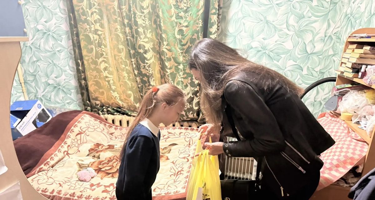 В Иванове школьницу навестили как старую знакомую и привезли тетради и краски