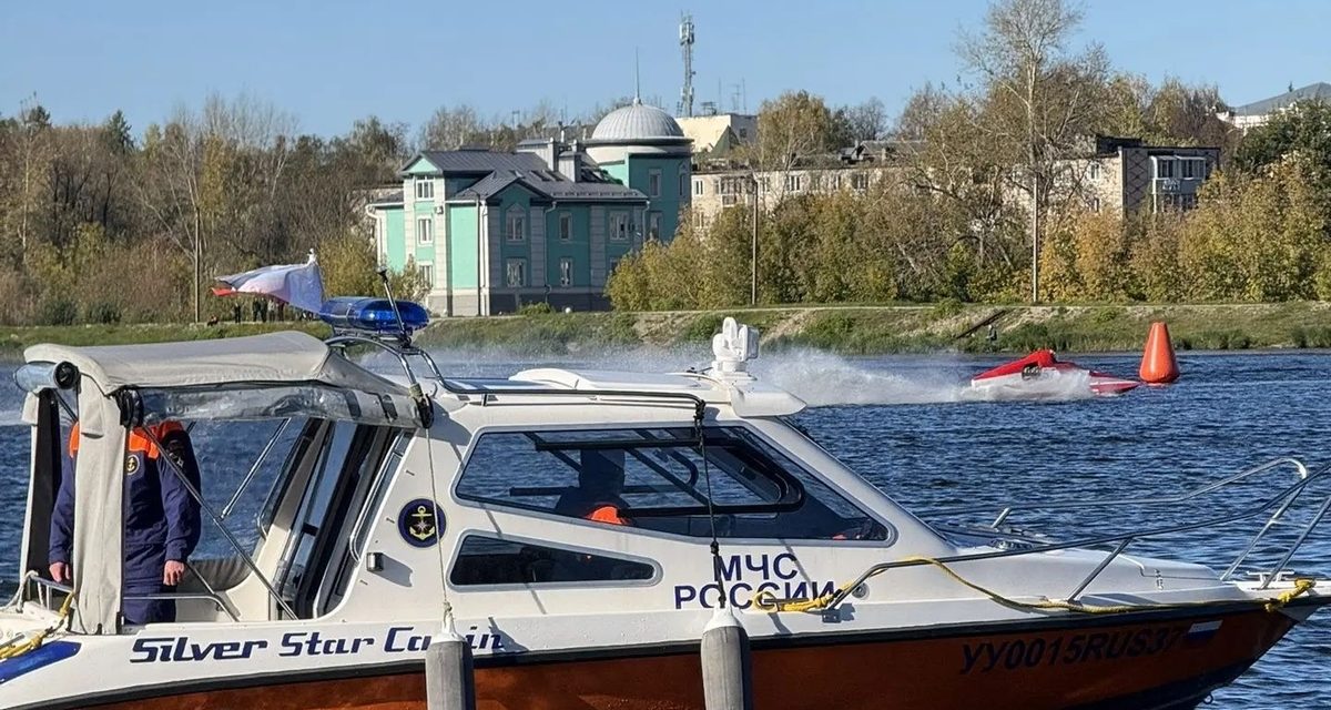 Быстрые мотолодки, глиссеры и скутеры вышли на кинешемскую Волгу под защитой МЧС